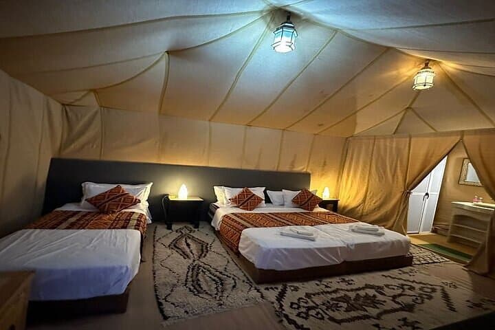 Tente de bivouac aménagée dans le désert de Merzouga