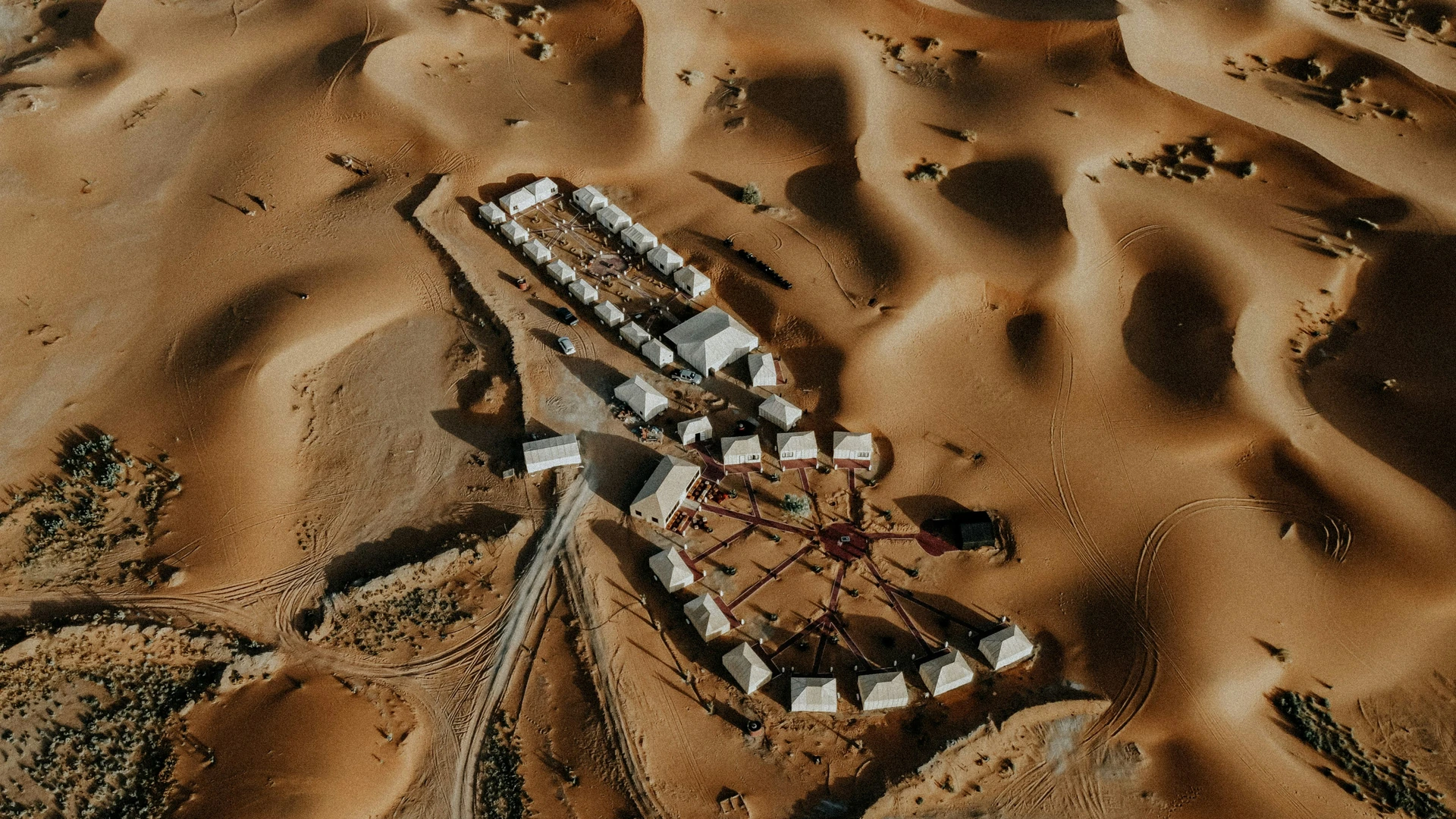 Vue aérienne du bivouac de luxe au cœur des dunes