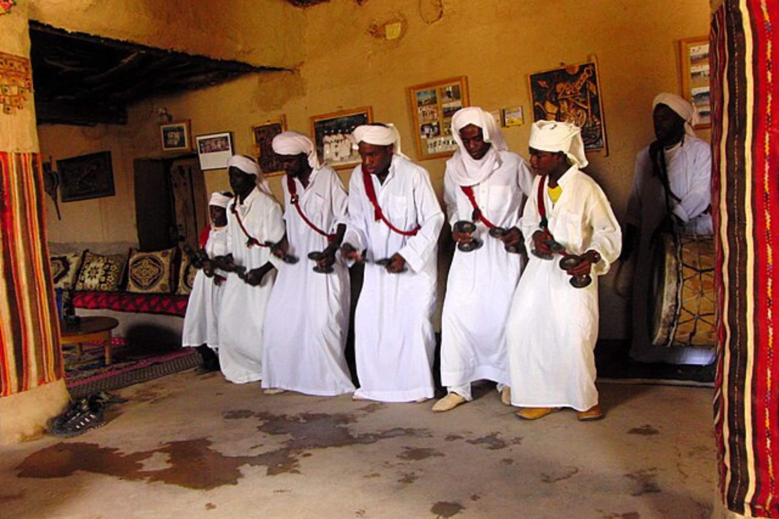 Music Gnaoua durant diner traditionnel à Merzouga
