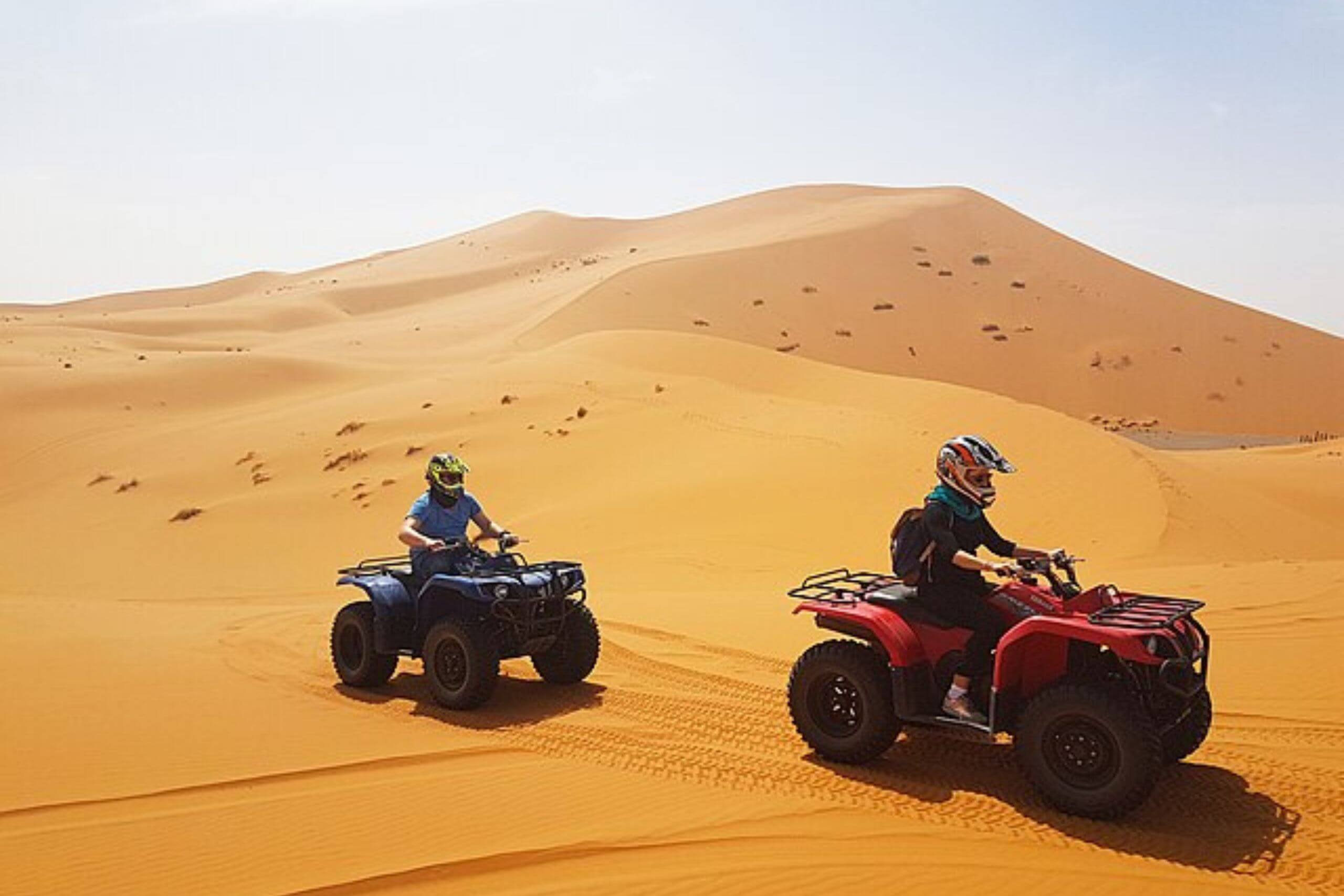 Vue panoramique sur les dunes dorées de l’Erg Chebbi lors d’un circuit à Merzouga