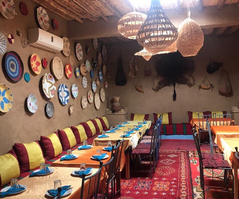 Diner traditionnel berbère sous une tente saharienne à Merzouga