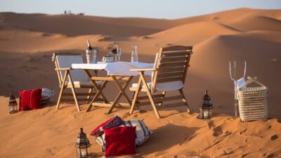 meilleur camp Merzouga Musiciens gnawa animant un diner traditionnel saharien à Merzouga