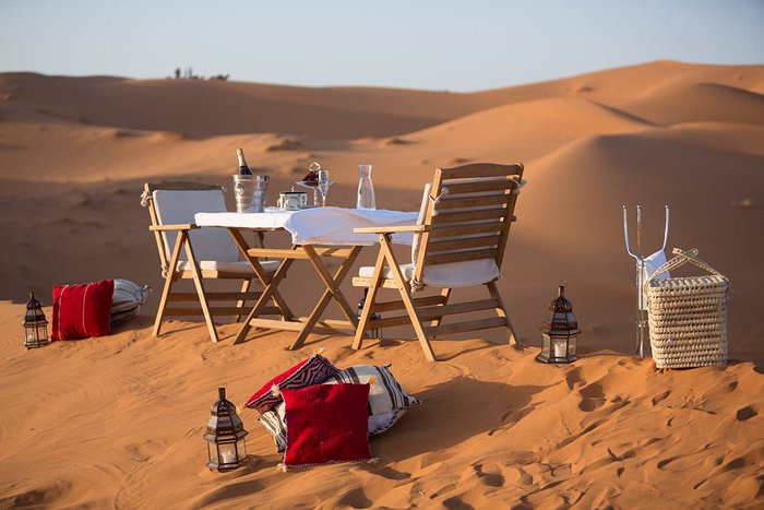 Musiciens gnawa animant un diner traditionnel saharien à Merzouga