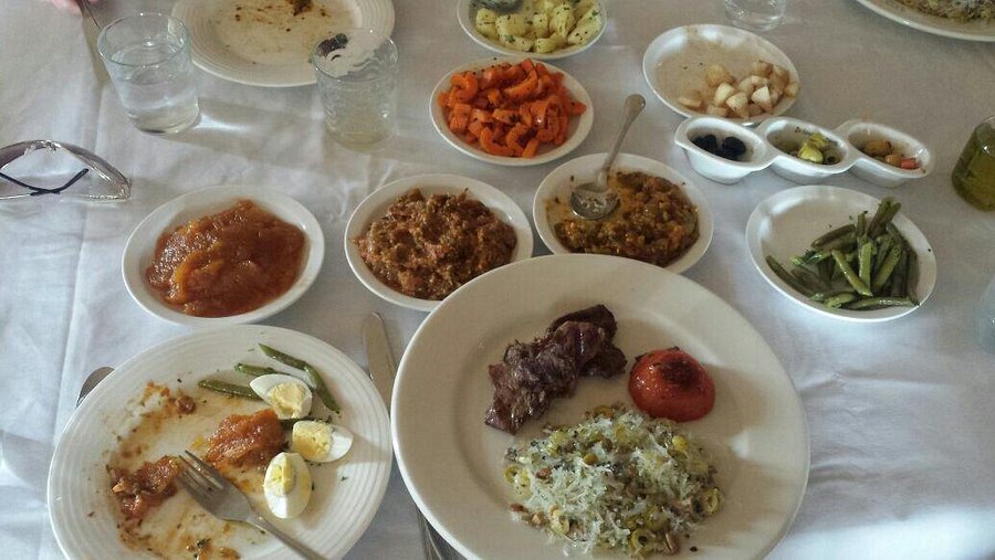 Pain cuit dans le sable chaud lors d’un diner traditionnel à Merzouga