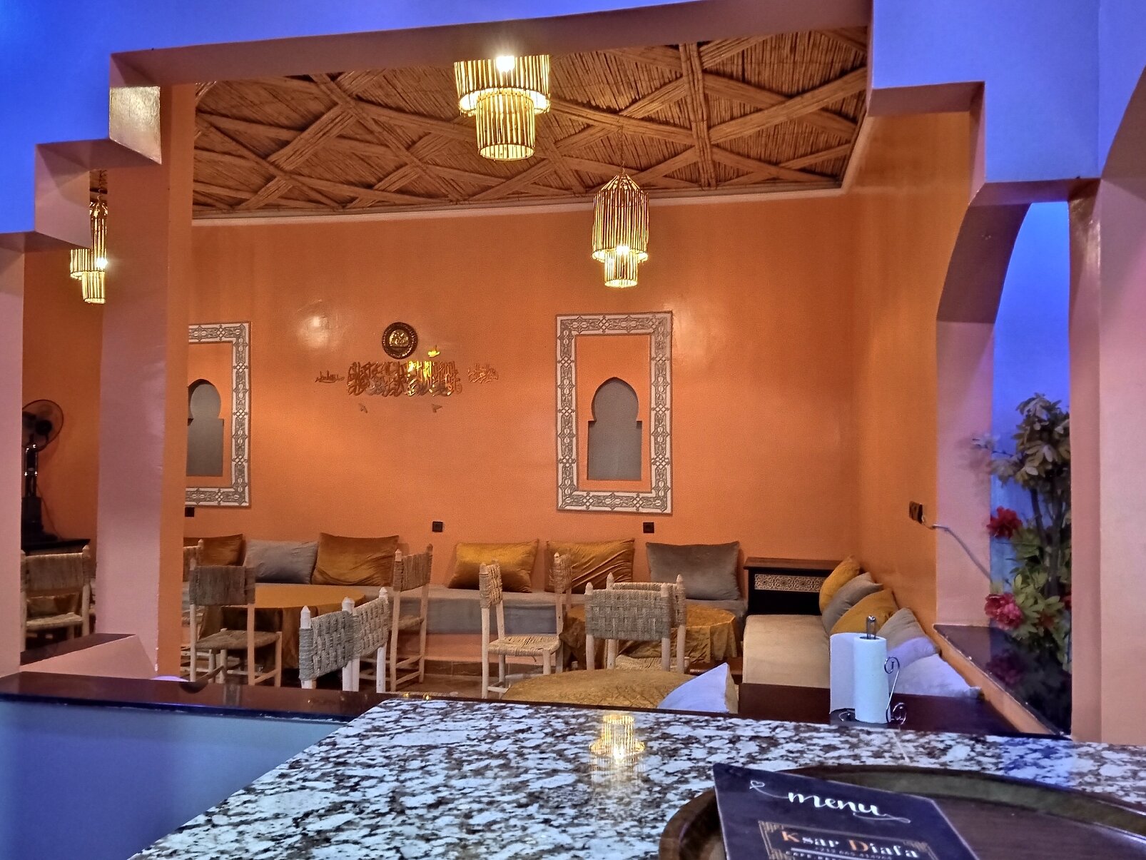 Repas authentique avec tajine et couscous lors d’un diner traditionnel à Merzouga