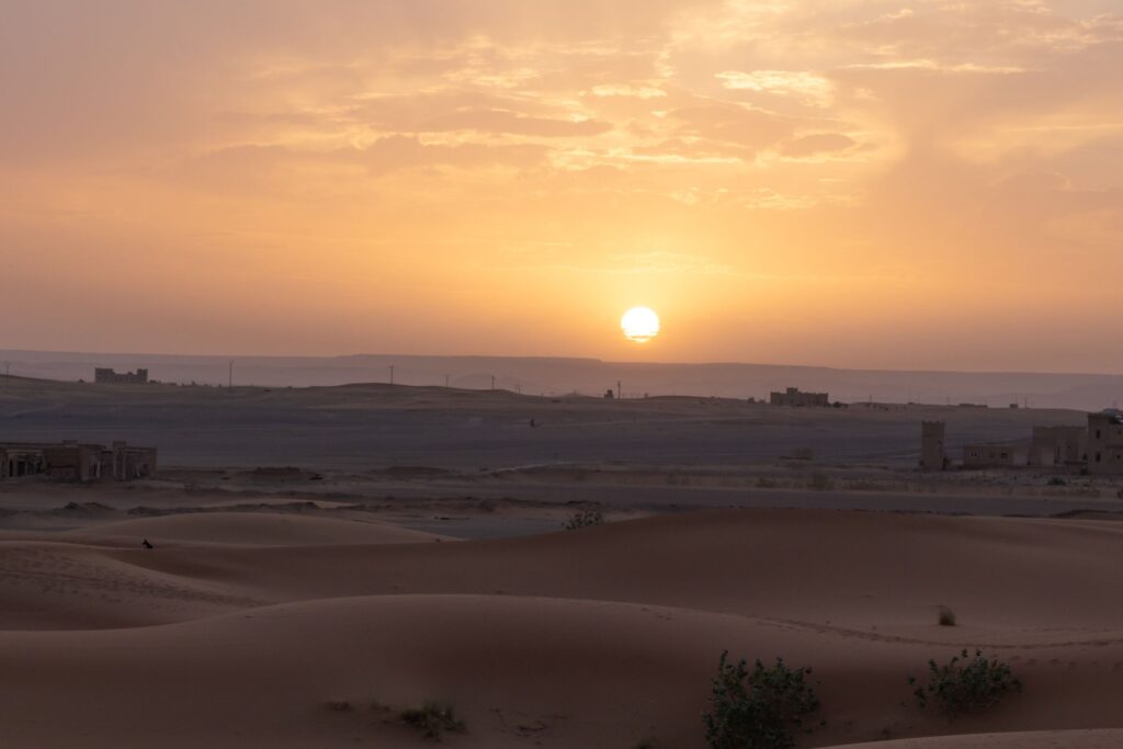 Touristes faisant une balade en dromadaire dans le désert de Merzouga