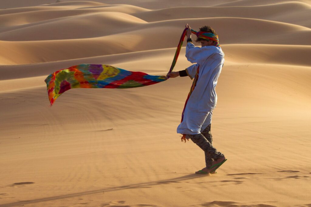 Vue panoramique du désert de Merzouga au coucher du soleil